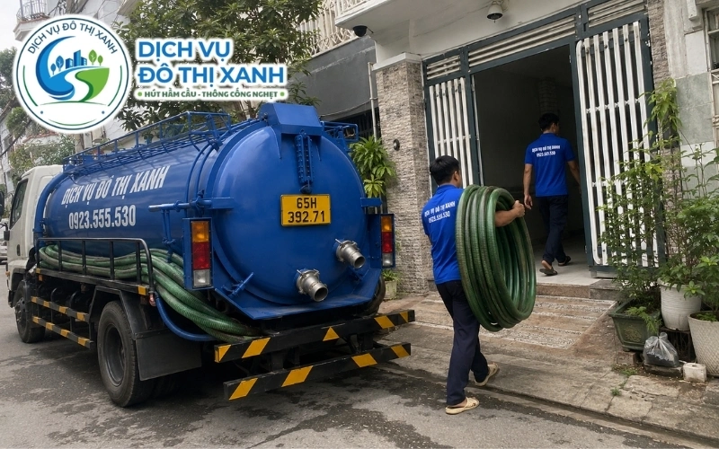 Nhân viên Đô Thị Xanh đang thi công hút hầm cầu tại Phong Điền