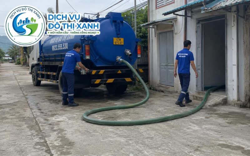 Nhân viên Đô Thị Xanh đang thi công hút hầm cầu tại Tri Tôn