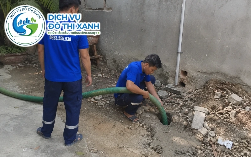 Hút hầm cầu Châu Thành An Giang 24/7, xe về tận ấp 12 Nhân viên Đô Thị Xanh đang thi công hút hầm cầu tại Châu Thành An Giang