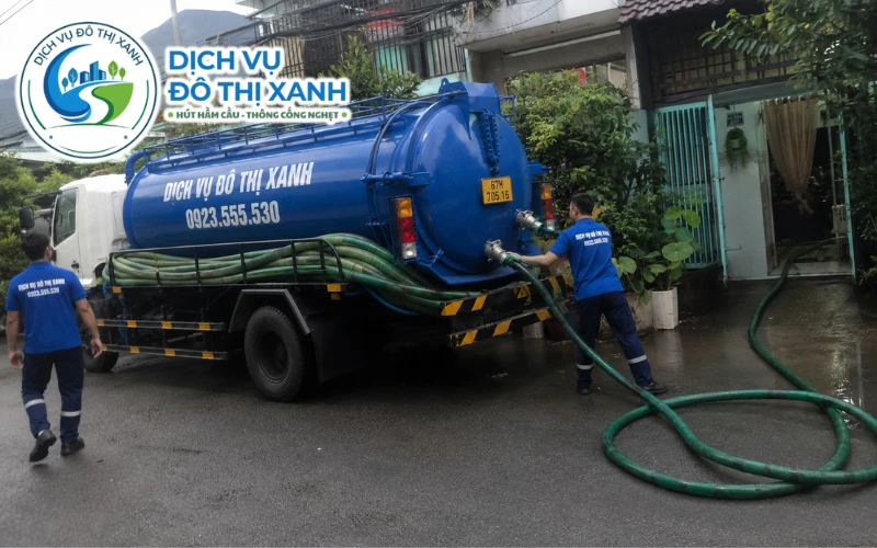 Nhân viên Đô Thị Xanh đang thi công hút hầm cầu tại Tri Tôn