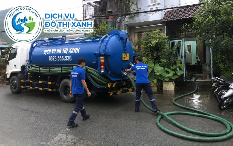 Hút hầm cầu Châu Thành An Giang 24/7, xe về tận ấp 5 Nhân viên Đô Thị Xanh đang thi công hút hầm cầu tại Châu Thành An Giang