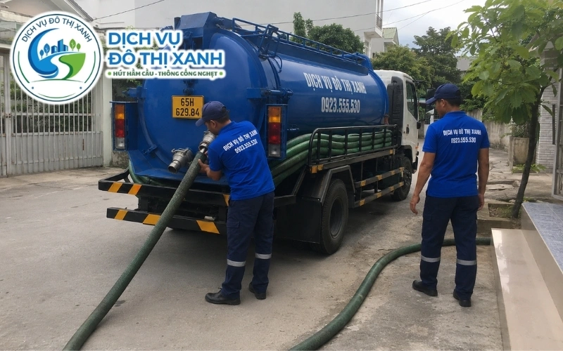 Nhân viên Đô Thị Xanh đang thi công hút hầm cầu tại Ninh Kiều