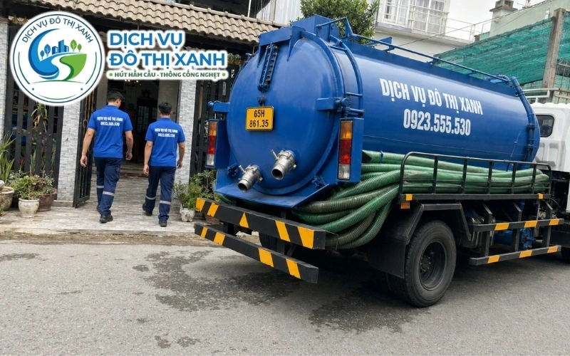 Nhân viên Đô Thị Xanh đang thi công hút hầm cầu tại Ninh Kiều