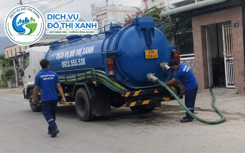 Hút hầm cầu Châu Thành An Giang 24/7, xe về tận ấp 3 Nhân viên Đô Thị Xanh đang thi công hút hầm cầu tại Châu Thành An Giang