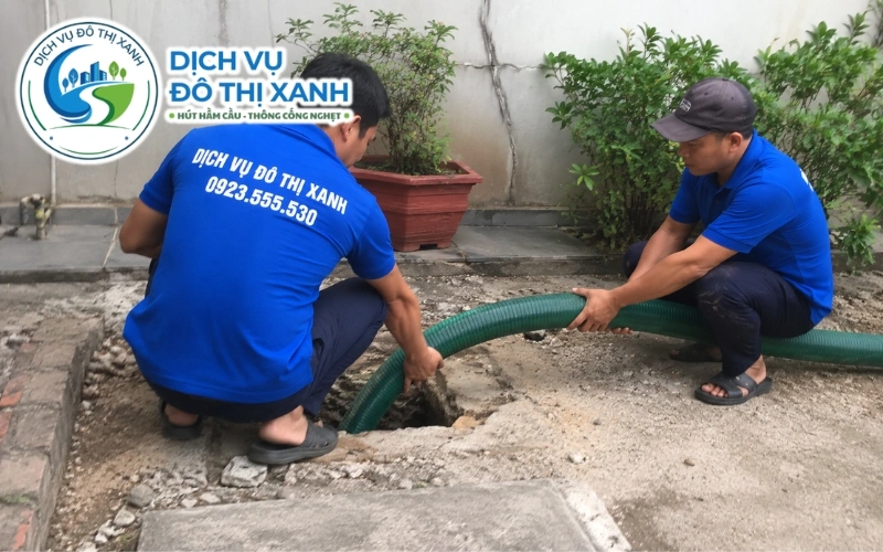 Nhân viên Đô Thị Xanh đang thi công hút hầm cầu tại Châu Phú