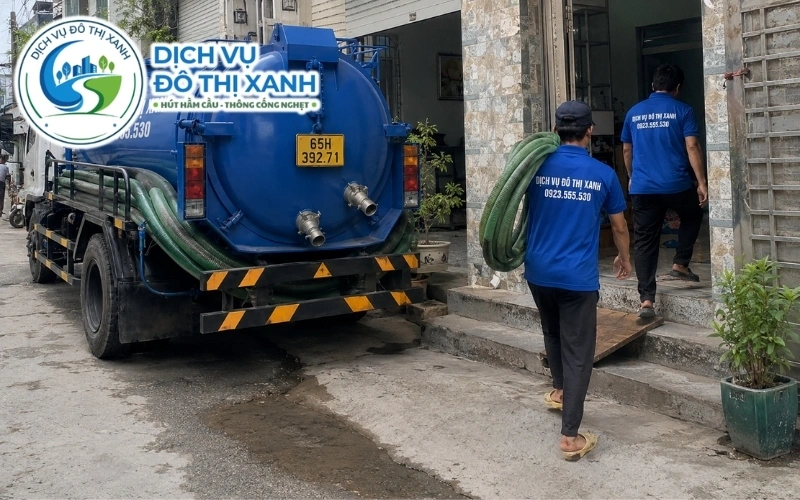 Hút hầm cầu Cái Răng cho nhà dân, quán ăn, nhà trọ 24/7 9 Nhân viên Đô Thị Xanh đang thi công hút hầm cầu tại Cái Răng