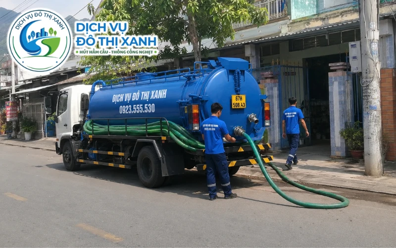 Nhân viên Đô Thị Xanh đang thi công hút hầm cầu tại Tịnh Biên