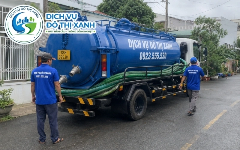 Hút hầm cầu Thới Lai cho nhà dân, nhà trọ, quán ăn, công ty 8 Nhân viên Đô Thị Xanh đang thi công hút hầm cầu tại Thới Lai