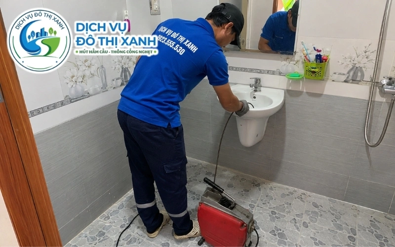 Nhân viên Đô Thị Xanh đang thi công thông cống nghẹt tại Vĩnh Thạnh