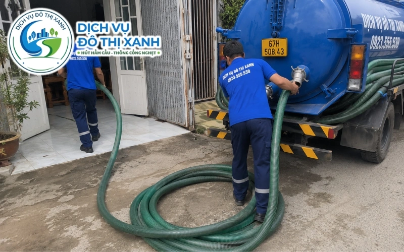 Hút Hầm Cầu Phú Tân 24/7, Xe Tới Nhanh Khi Hầm Đầy 3 Nhân viên Đô Thị Xanh đang thi công hút hầm cầu tại Phú Tân