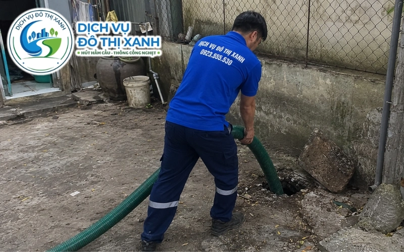 Hút Hầm Cầu Phú Tân 24/7, Xe Tới Nhanh Khi Hầm Đầy 10 Nhân viên Đô Thị Xanh đang thi công hút hầm cầu tại Phú Tân