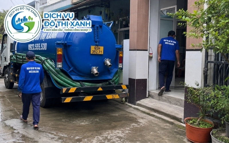 Hút hầm cầu Cái Răng cho nhà dân, quán ăn, nhà trọ 24/7 4 Nhân viên Đô Thị Xanh đang thi công hút hầm cầu tại Cái Răng