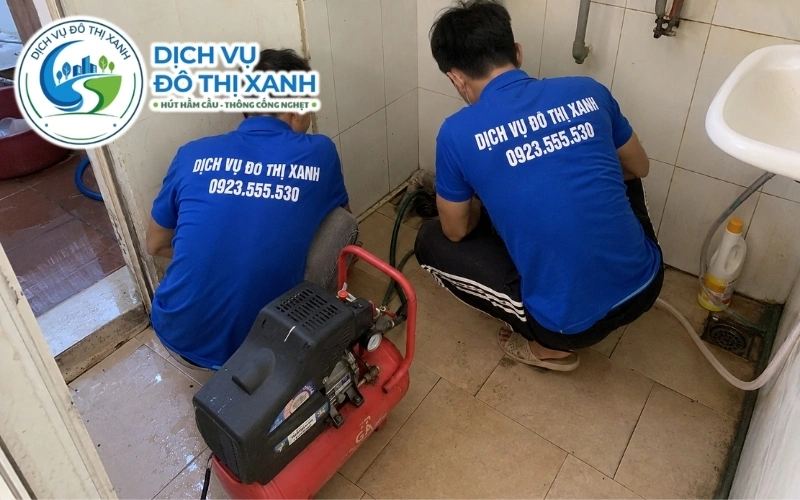 Thông cống nghẹt Ô Môn, uy tín, báo giá rõ trước khi làm 8 Nhân viên Đô Thị Xanh đang thi công thông cống nghẹt tại Ô Môn