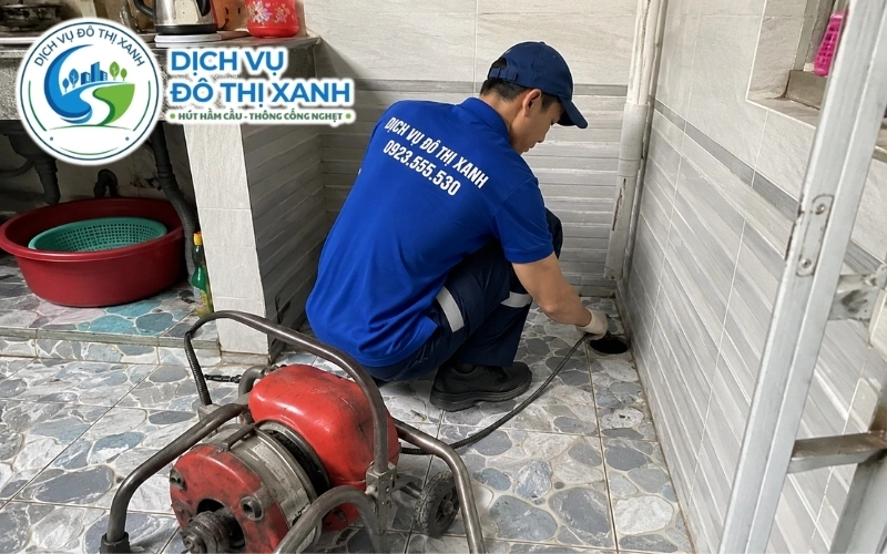 Thông cống nghẹt Tịnh Biên, chợ biên, nhà dân đều nhận 10 Nhân viên Đô Thị Xanh đang thi công thông cống nghẹt tại Tịnh Biên