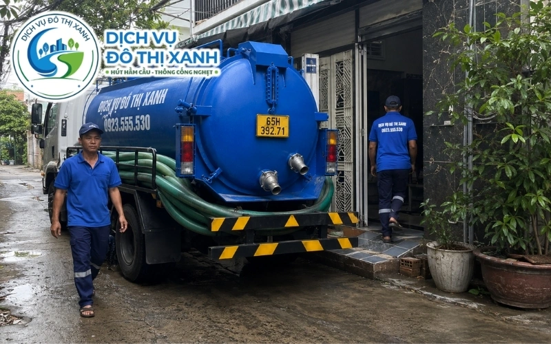 Nhân viên Đô Thị Xanh đang thi công hút hầm cầu tại Bình Thủy