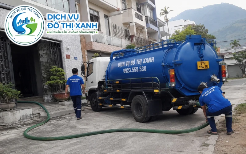 Nhân viên Đô Thị Xanh đang thi công hút hầm cầu tại Tịnh Biên