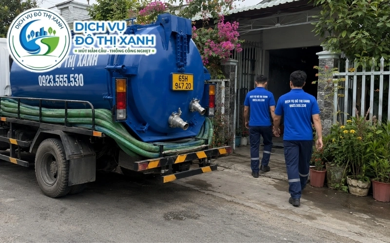 Nhân viên Đô Thị Xanh đang thi công hút hầm cầu tại Bình Thủy