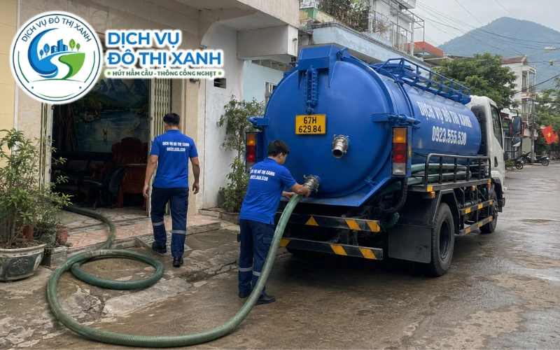 Nhân viên Đô Thị Xanh đang thi công hút hầm cầu tại Tịnh Biên
