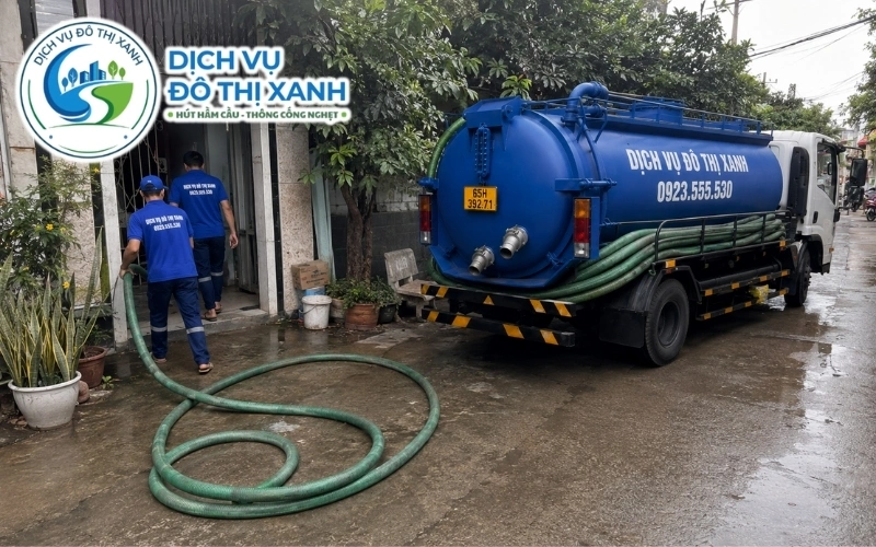 Nhân viên Đô Thị Xanh đang thi công hút hầm cầu tại Vĩnh Thạnh