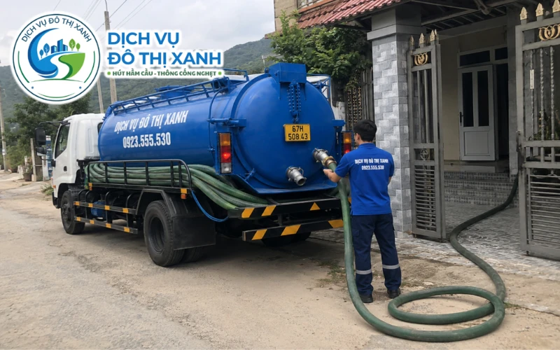 Nhân viên Đô Thị Xanh đang thi công hút hầm cầu tại Thoại Sơn