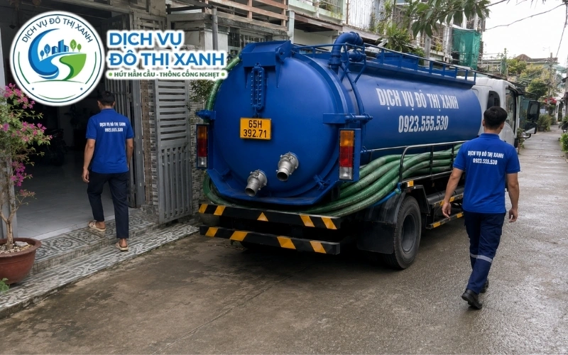Hút hầm cầu Thới Lai cho nhà dân, nhà trọ, quán ăn, công ty 3 Nhân viên Đô Thị Xanh đang thi công hút hầm cầu tại Thới Lai