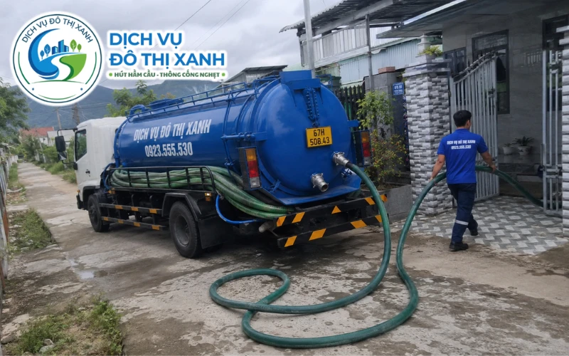 Hút Hầm Cầu Phú Tân 24/7, Xe Tới Nhanh Khi Hầm Đầy 2 Nhân viên Đô Thị Xanh đang thi công hút hầm cầu tại Phú Tân