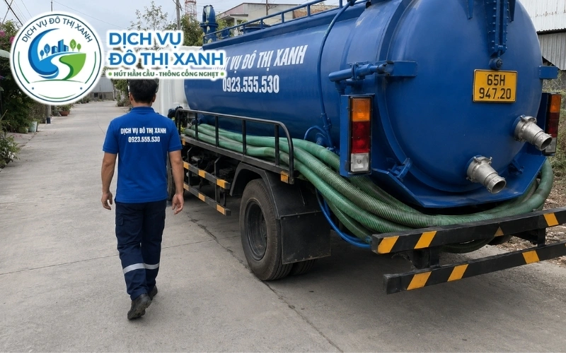 Hút hầm cầu Cờ Đỏ uy tín, báo giá rõ trước khi làm 2 Nhân viên Đô Thị Xanh đang thi công hút hầm cầu tại Cờ Đỏ