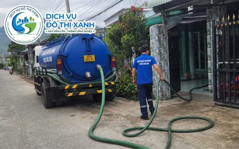 Nhân viên Đô Thị Xanh đang thi công hút hầm cầu tại An Phú