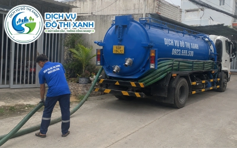 Hút hầm cầu Cờ Đỏ uy tín, báo giá rõ trước khi làm 8 Nhân viên Đô Thị Xanh đang thi công hút hầm cầu tại Cờ Đỏ