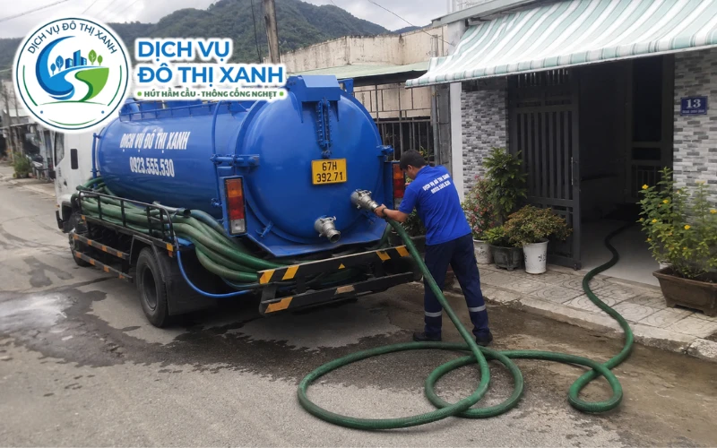 Nhân viên Đô Thị Xanh đang thi công hút hầm cầu tại Châu Phú