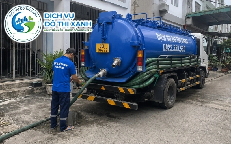 Hút hầm cầu Thốt Nốt, giá rõ ràng, thợ đến tận nơi 24/7 6 Nhân viên Đô Thị Xanh đang thi công hút hầm cầu tại Thốt Nốt