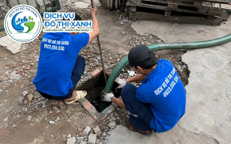 Nhân viên Đô Thị Xanh đang thi công hút hầm cầu tại Tri Tôn