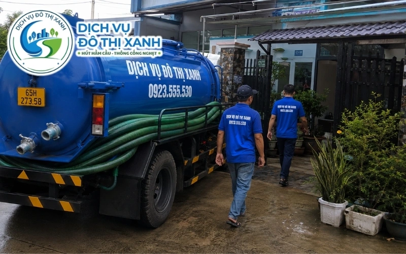Nhân viên Đô Thị Xanh đang thi công hút hầm cầu tại Ô Môn