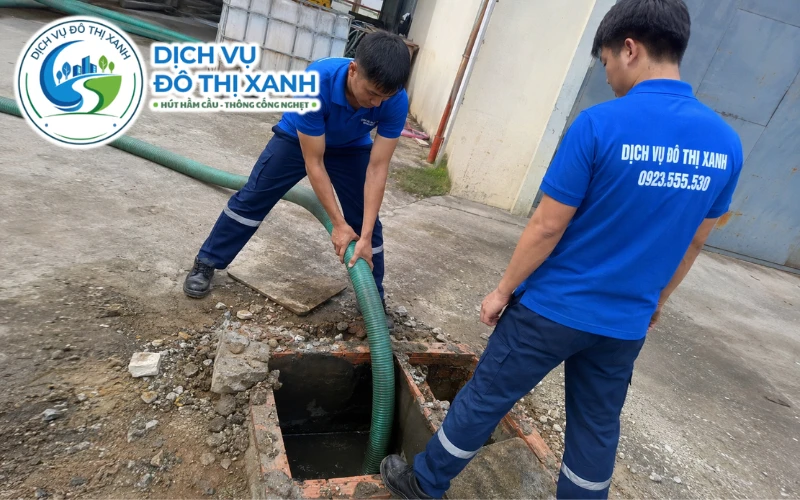 Nhân viên Đô Thị Xanh đang thi công hút hầm cầu tại Chợ Mới
