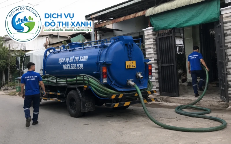 Nhân viên Đô Thị Xanh đang thi công hút hầm cầu tại Tân Châu