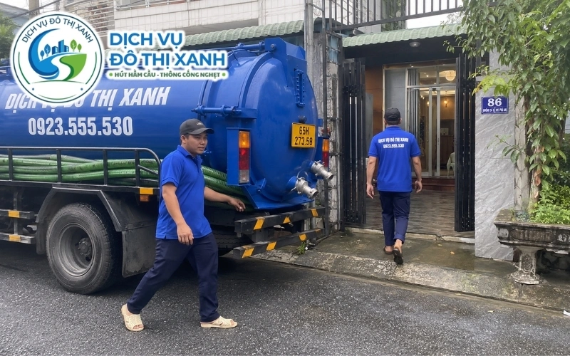 Nhân viên Đô Thị Xanh đang thi công hút hầm cầu tại Phong Điền