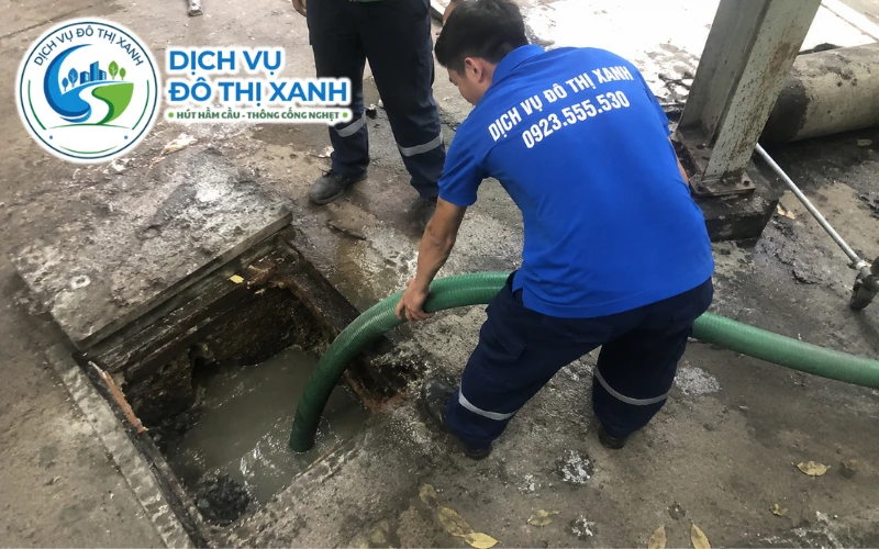 Nhân viên Đô Thị Xanh đang thi công hút hầm cầu tại Thoại Sơn