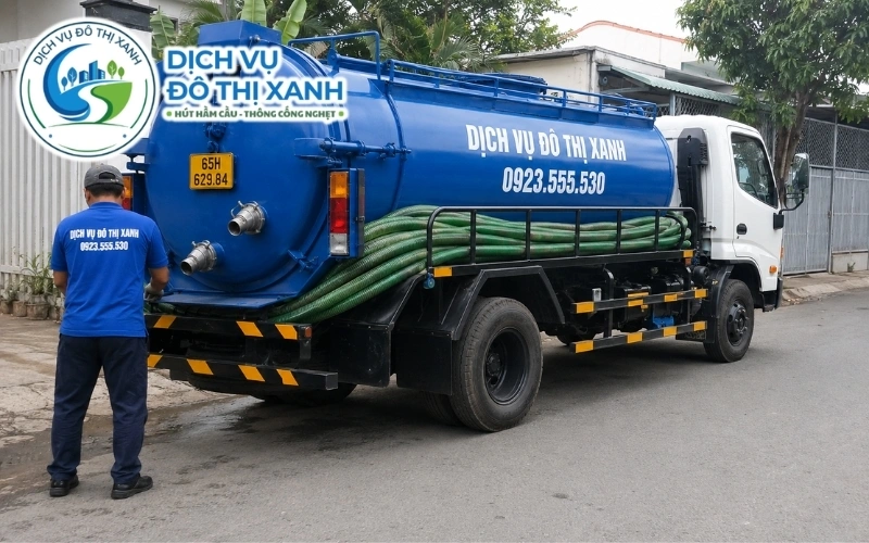 Hút hầm cầu Cờ Đỏ uy tín, báo giá rõ trước khi làm 6 Nhân viên Đô Thị Xanh đang thi công hút hầm cầu tại Cờ Đỏ