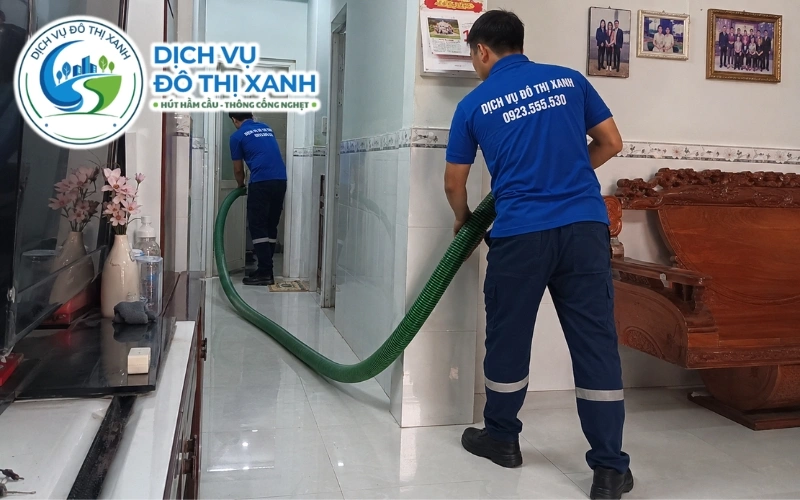 Hút Hầm Cầu Phú Tân 24/7, Xe Tới Nhanh Khi Hầm Đầy 7 Nhân viên Đô Thị Xanh đang thi công hút hầm cầu tại Phú Tân