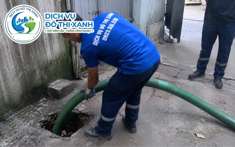 Nhân viên Đô Thị Xanh đang thi công hút hầm cầu tại Tân Châu
