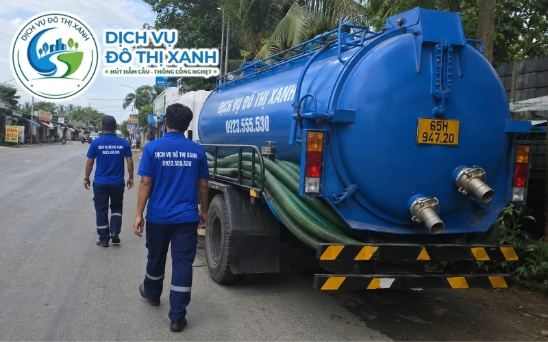 Nhân viên Đô Thị Xanh đang thi công hút hầm cầu tại Phong Điền