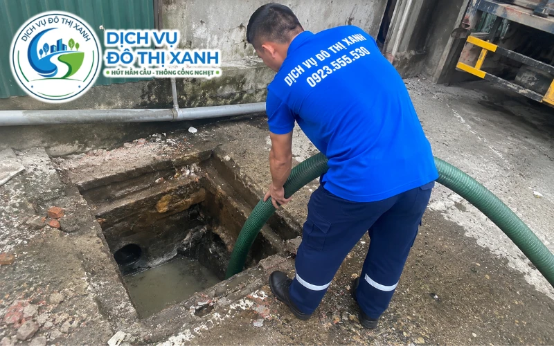 Hút Hầm Cầu Phú Tân 24/7, Xe Tới Nhanh Khi Hầm Đầy 12 Nhân viên Đô Thị Xanh đang thi công hút hầm cầu tại Phú Tân