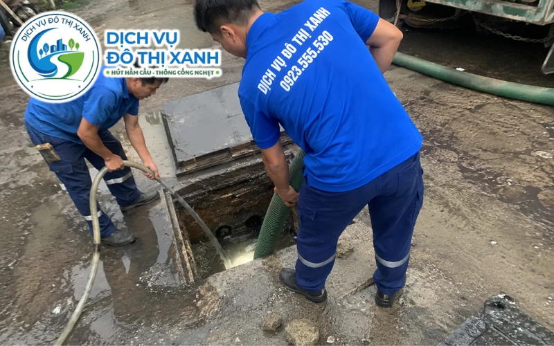 Hút hầm cầu Châu Đốc: hút sạch 1 lần, xe tới tận nơi 13 Nhân viên Đô Thị Xanh đang thi công hút hầm cầu tại Châu Đốc