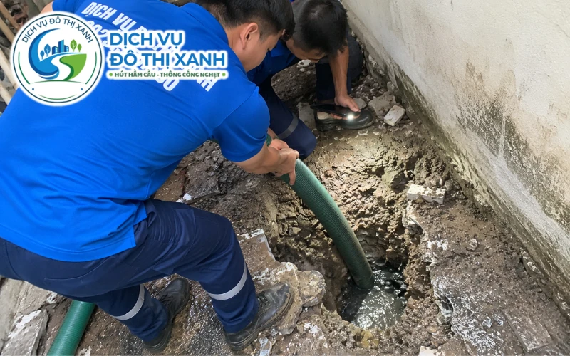 Hút hầm cầu Châu Đốc: hút sạch 1 lần, xe tới tận nơi 12 Nhân viên Đô Thị Xanh đang thi công hút hầm cầu tại Châu Đốc