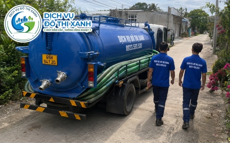 Nhân viên Đô Thị Xanh đang thi công hút hầm cầu tại Phong Điền