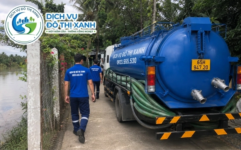 Nhân viên Đô Thị Xanh đang thi công hút hầm cầu tại Vĩnh Thạnh