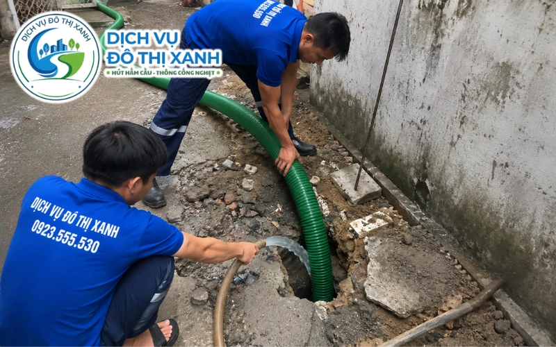 Nhân viên Đô Thị Xanh đang thi công hút hầm cầu tại Tri Tôn
