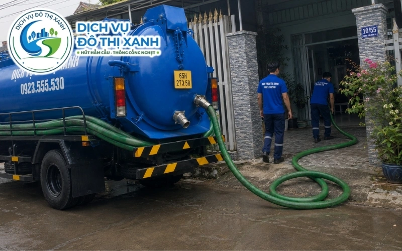 Nhân viên Đô Thị Xanh đang thi công hút hầm cầu tại Ninh Kiều