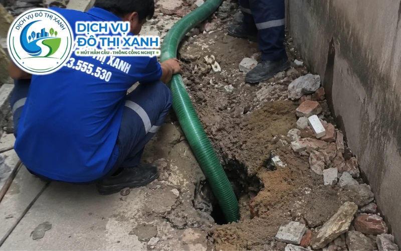Nhân viên Đô Thị Xanh đang thi công hút hầm cầu tại An Phú