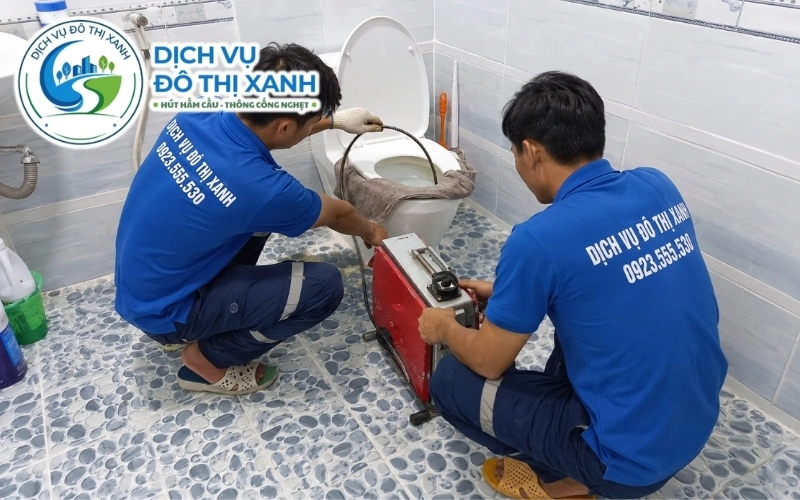 Nhân viên Đô Thị Xanh đang thi công thông bồn cầu tại Hòa Bình